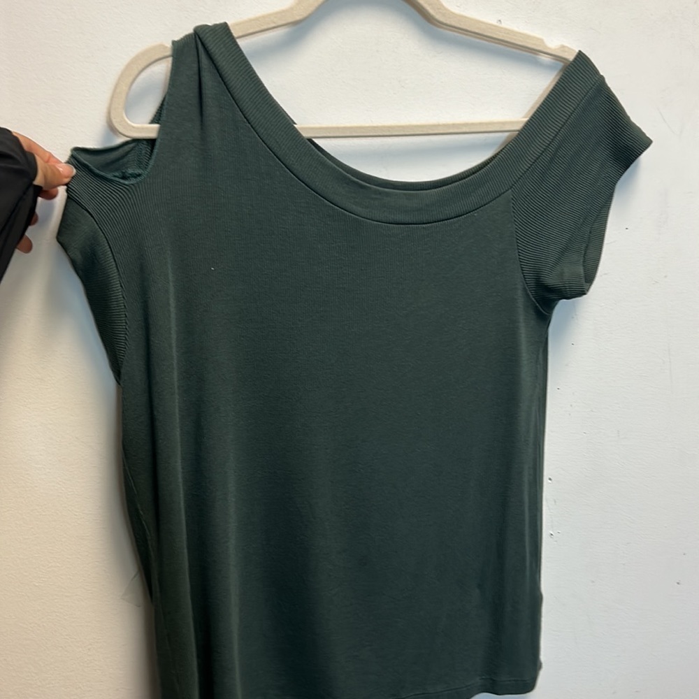 LNA asymmetrical ribbed top